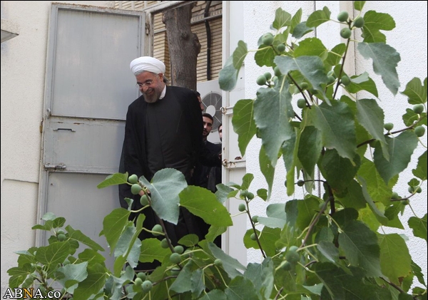 تصویری رپورٹ: ڈاکٹر حسن روحانی اور احمدی نژاد کی صدارتی عمارت میں انٹری