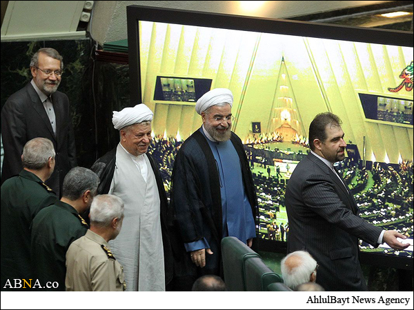Le président iranien Rohani prête serment devant le Parlement en iamages
