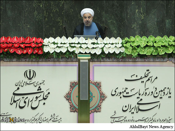 Le président iranien Rohani prête serment devant le Parlement en iamages