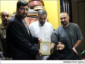 İmam Xamenei, Şəhid Raqibin ailəsinə Quran hədiyy etdi + Foto