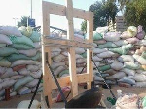 الإخوان المسلمون ينصبون المنجنيق في ميدان النهضة