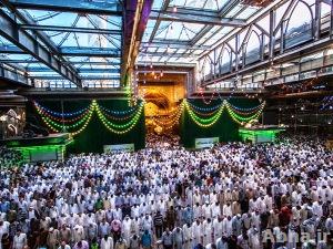 بالصور / جموع المؤمنين تؤدي صلاة العيد عند مرقدي الإمام الحسين وأخيه العباس (ع)