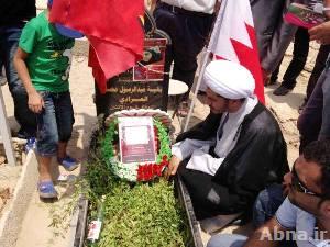 بالصور / البحرينيون يجددون العهد مع الشهداء الأبرار في زيارات جماعية لمراقدهم