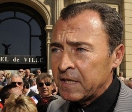 Un député français Lionel Luca compare le hidjab à Hitler