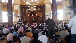 Gebetsführer eröfnet Feuer auf Morsi-Anhänger