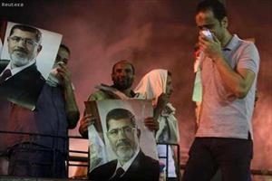 “La Justicia prorroga 15 días la detención de Morsi mientras sigue el pulso en la calle”