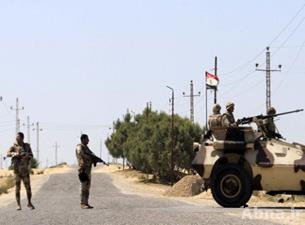 مقتل 24 من قوات الجيش في كمين نصبه مسلحون لحافلتي نقل جنود بشمال سيناء