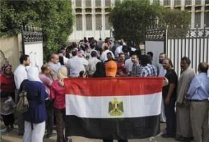 Un centenar de sirios y palestinos esperan en condiciones inhumanas su expulsión de Egipto