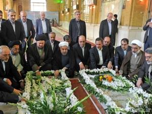 بالصور / زيارة الرئيس الايراني الی مقبرة شهداء الثورة الاسلامية