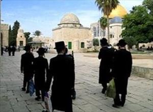 Dozens of settlers storm al-Aqsa Mosque
