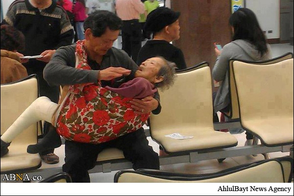 Foto Pria Menyuapi Ibunya Beredar di Internet