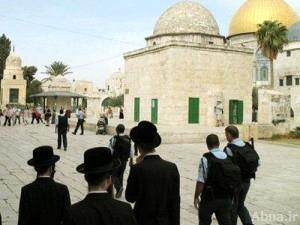 مستوطنون يهود يقتحمون باحات المسجد الأقصى