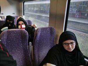 “Musulmanes en Reino Unido, Preocupados por Aumento de Islamofobia”