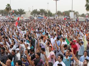 قرية "سار" في البحرين تتحدى النظام وتعلن الشعار : " الشعب أقوى دائما من العسكر"