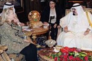 Saudischer Koenig schenkt Hillary Clinton wertvollestes Geschenk