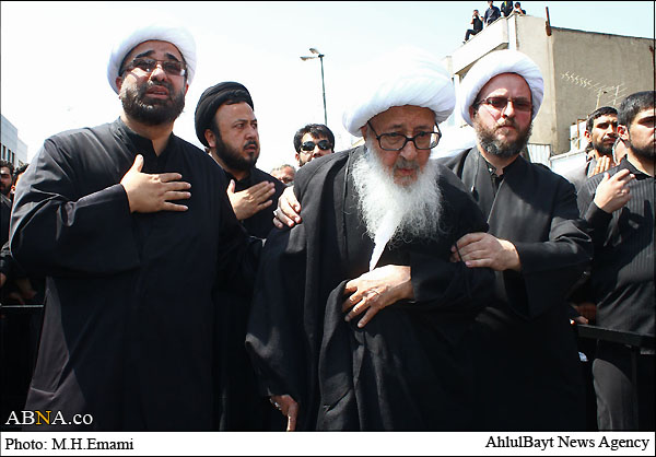 Bildbericht / Ayatollah Safi Golpayegani und Vahid Khorasani in der Trauerzeremonie anlässlich des Martyriums von Imam Jaafar as
