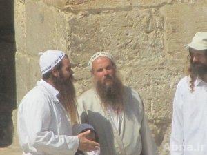 مستوطنون وحاخامات بلباس "الهيكل" يقتحمون المسجد الأقصى