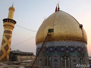 بالصور / المباشرة بعمليات تنظيف قبة ومئذنتي مرقد أبي الفضل العباس (ع)