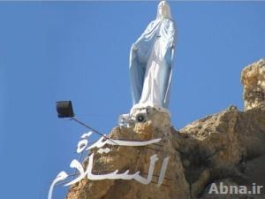 مسلحو "جبهة النصرة" الارهابية يفككون تمثال "السيدة العذراء" في بلدة "معلولا"