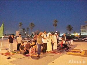 البحرينيون يؤدون الصلاة في مواقع المساجد المهدومة..و«الشيخ السلمان» يطالب بوضع حد للتمييز الطائفي