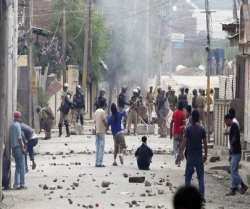 کشمیر میں جاری ہیں مظاہرے