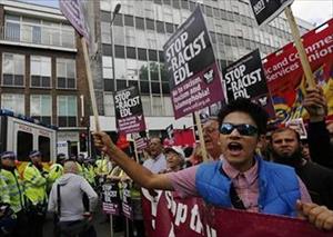 UK police nabs anti-Islam extremists, opponents