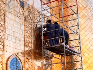 بالصور / تجديد النقوش الامامية في ايوان الذهب بمرقد الامام علي بن ابي طالب (ع)