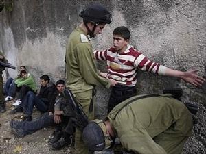 Israeli soldiers kidnap 12 Palestinians in West Bank