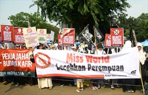 HTI Teruskan Demonstrasi Tolak Miss World 2013