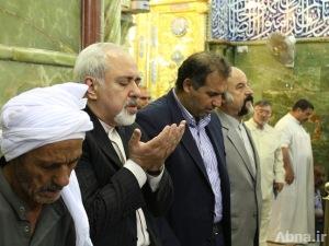 وزير الخارجية الايراني يتشرف بزيارة مرقد الإمام علي (ع)