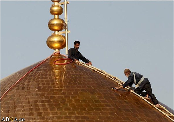 Die Reinigung des heiligen Schreins von Imam Reza (a.s)