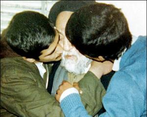 Gönüllü İslam savaşçılarının Allame Tabatabai ile görüşmesi / Foto
