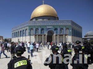 اصابة عدد من الفلسطينيين بعد اقتحام الأمن الاسرائيلي باحات المسجد الأقصى