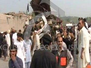 پشاور: سرکاری ملازمین کی بس میں دھماکا، 17 افراد جاں بحق
