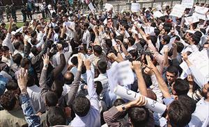 İranlı öğrenciler Ruhani'yi protestoyla karşıladılar