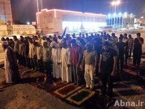 بالصور / البحرينيون يؤدون الصلاة في المساجد المهدمة