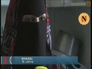 شاهد كيف يتعامل السعوديون مع اللاجئات السوريات!