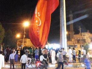 بالصور / مواطنون يرفعون اعلى سارية لراية الامام الحسين (ع) في العراق