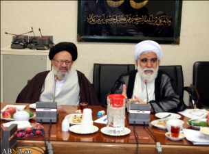 Die erste Arbeitsgruppe zur Diskutierung der verbrecherischer Taten