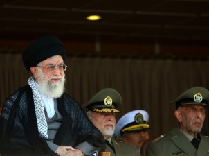 تصویری رپورٹ: رہبر معظم کی موجودگي میں تربیت یافتہ فوجی جوانوں کی حلف برادری
