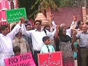 Pakistanische Muslime beschützen Kirchen