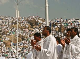 حجاج بيت الله يفدون الى منى في اول أيام عيد الاضحى
