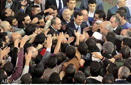 Bayram Namazında Esad'a Sevgi Seli / Foto