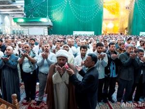 بالصور / حشود الزائرين تؤدي صلاة العيد عند مرقد أبي الفضل العباس (ع)