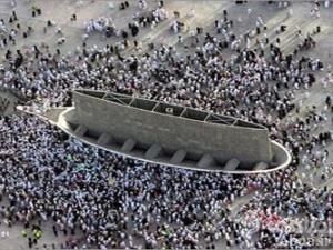 حجاج بيت الله الحرام يرمون الجمرة الصغرى في ثاني أيام التشريق