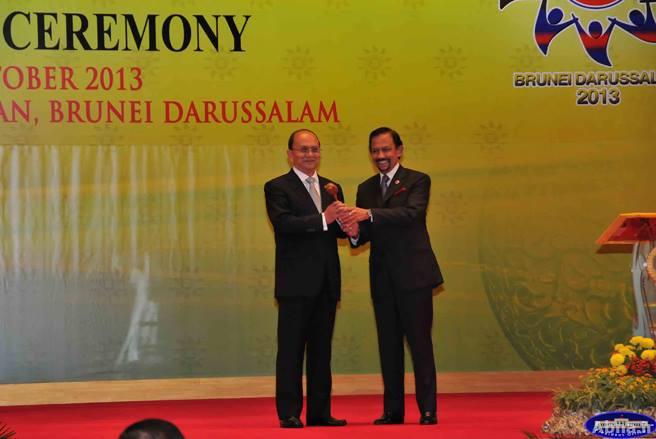 အာဆီယံကို ဦးေဆာင္ဖို႔ အသင့္အေနအထား ရိွ/မရိွ ျမန္မာႏိုင္ငံ အေနအထား အေပၚ ေ၀ဖန္ခ်က္