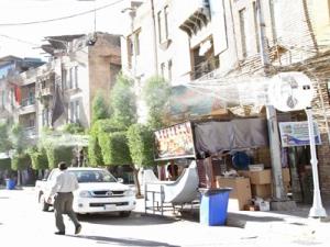 بالصور / قسم الصيانة في العتبة الحسينية ينصب مراوح كبيرة في الجهة الخارجية للصحن الحسيني