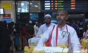 پی آئی اے کی حج پرواز 329 حجاج کو لے کر کراچی پہنچ گئی   	