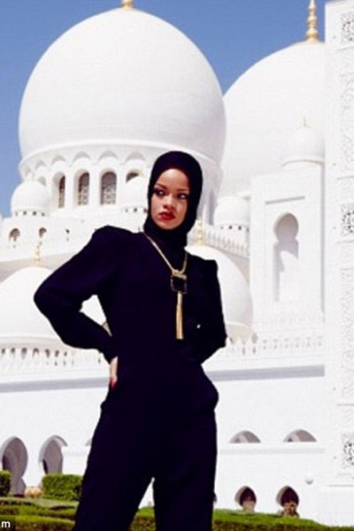 Berpose Tidak Pantas, Rihanna Diusir dari Masjid