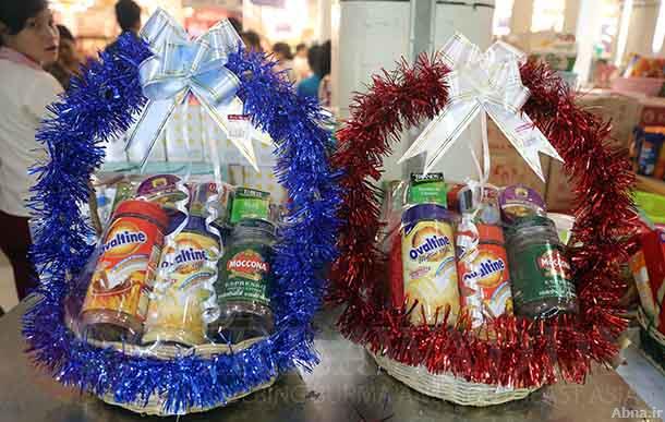 ဂါရဝျပဳတာလား၊ လာဘ္ထုိးတာလား